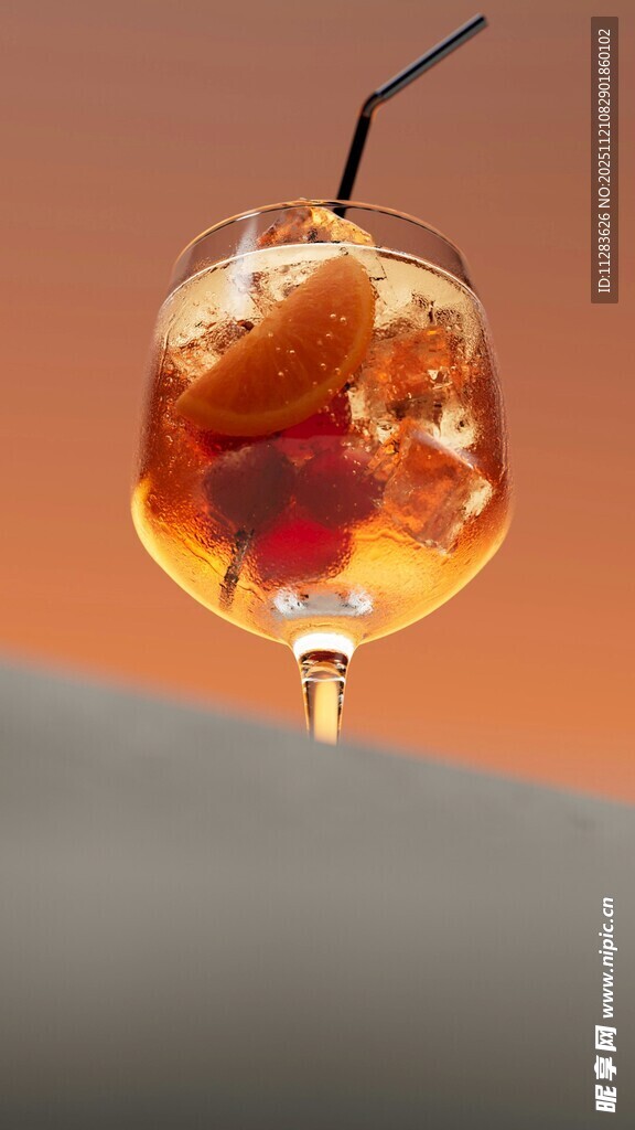 夕阳下的冰爽鸡尾酒