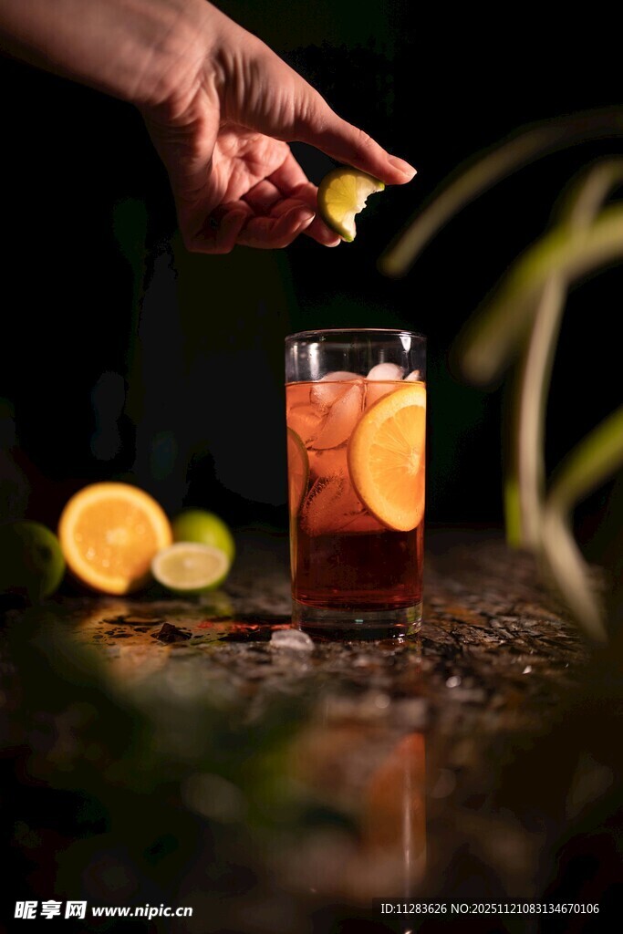 手添柠檬片的冰爽饮品