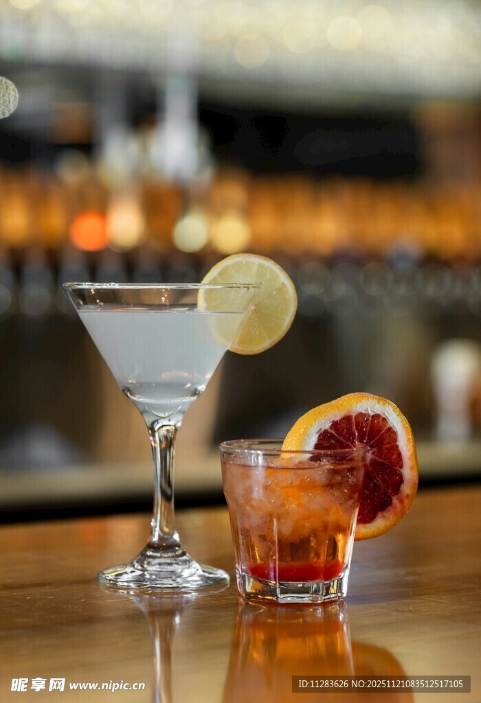 酒吧中的特色鸡尾酒组合