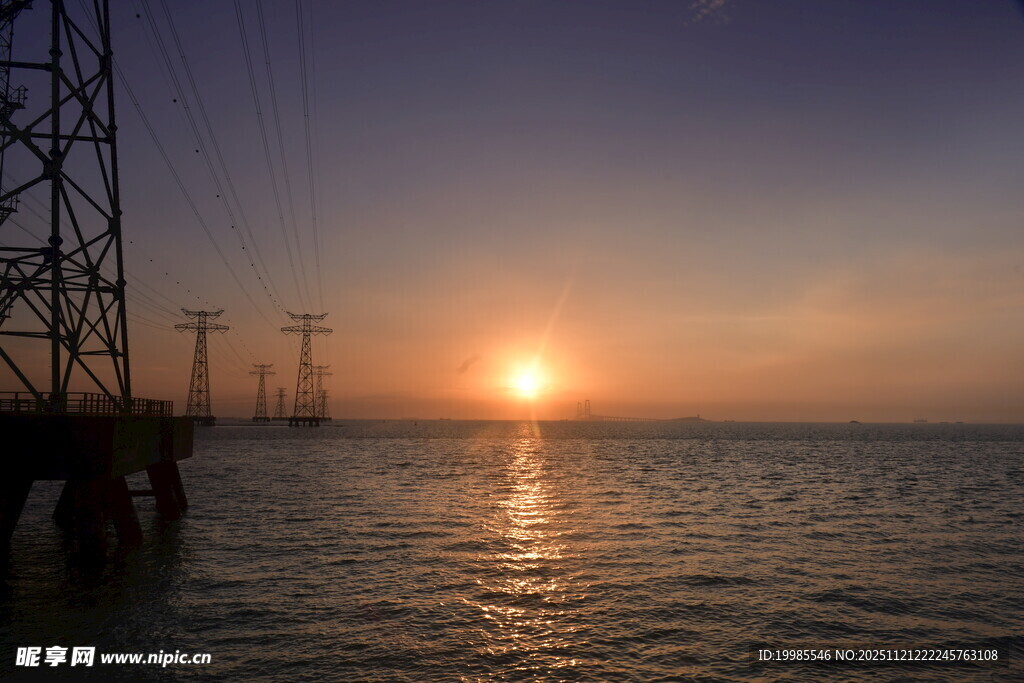 海上日落与输电塔景观