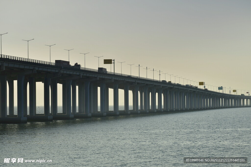 跨海大桥横跨广阔海面