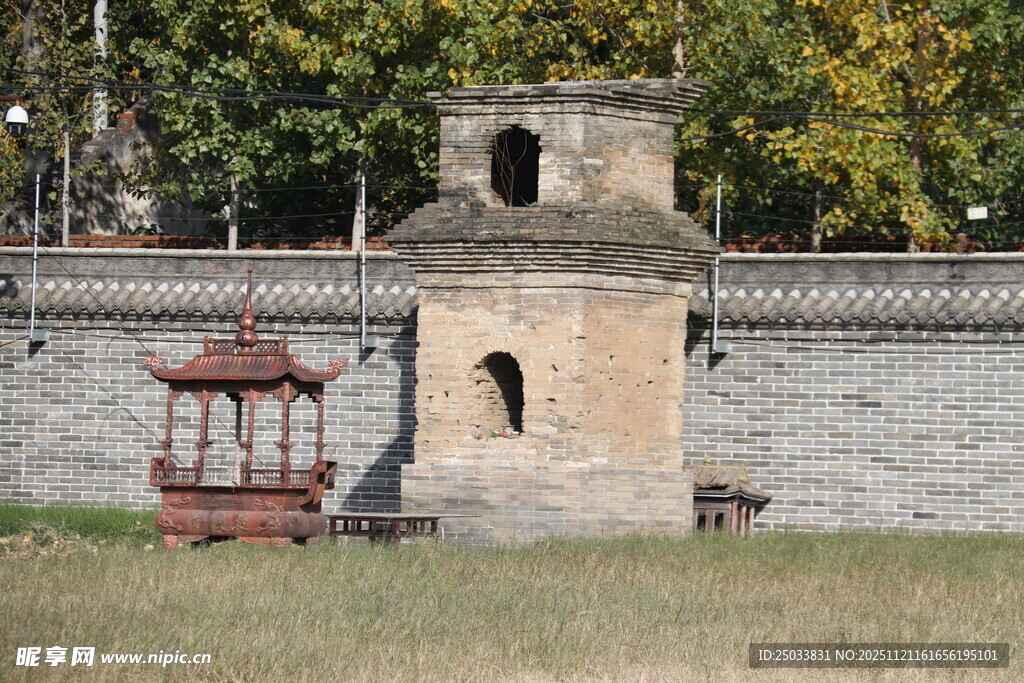 古亭立于墙边秋景中