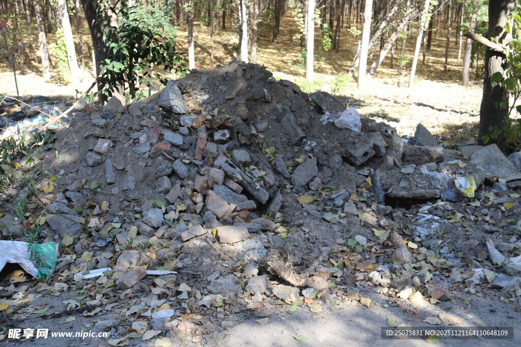 户外堆积的碎石与杂物