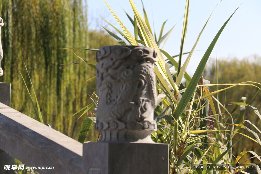 石雕栏杆柱头 绿植相伴