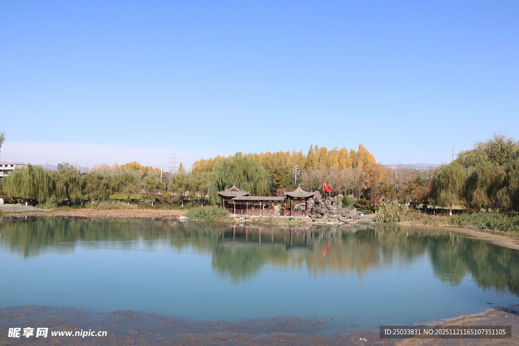 秋日湖畔美景