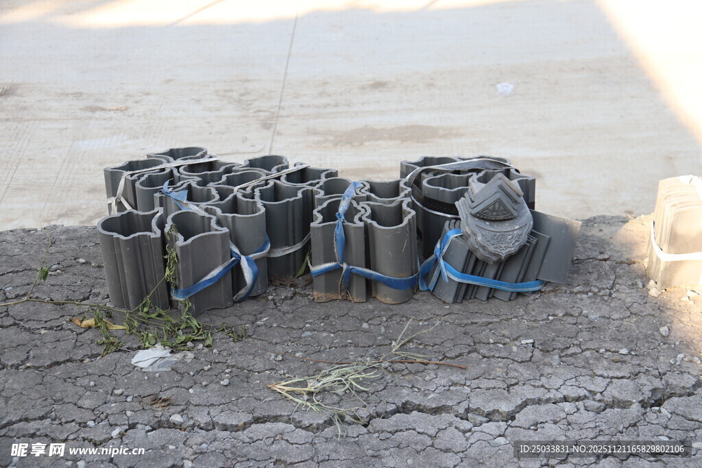 地面上的黑色物件组合