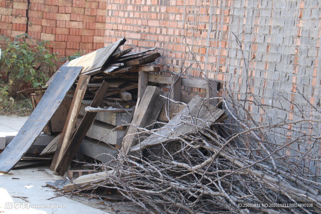 废弃木料与杂乱树枝堆