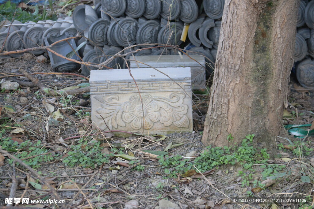 废弃石碑旁的旧轮胎堆