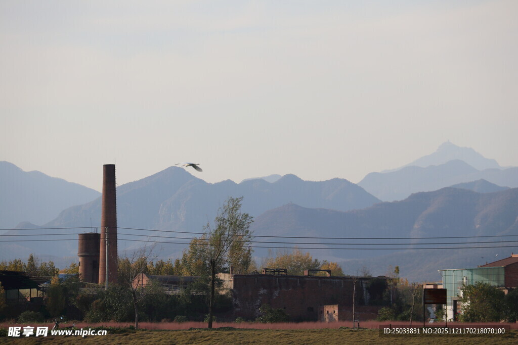 远山旁的烟囱与建筑景观