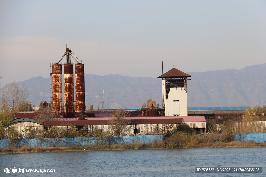 湖畔工业建筑与塔楼景观