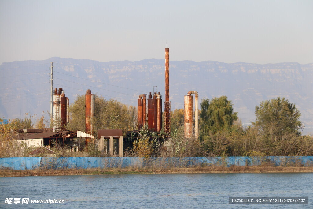 湖边工业设施景观