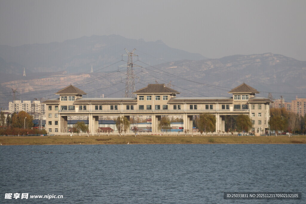 湖畔宏伟建筑景观