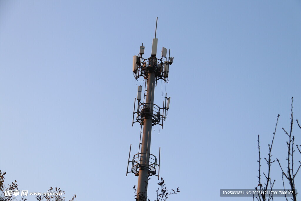 工人高空作业安装通信设备