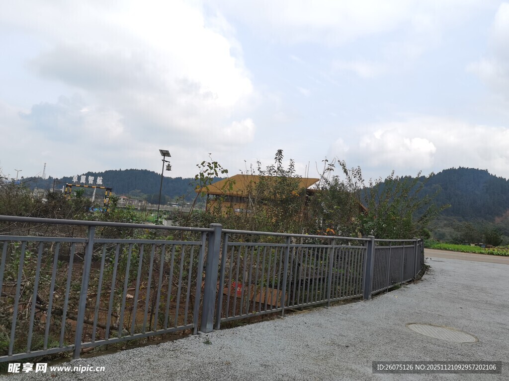 户外围栏旁的开阔风景