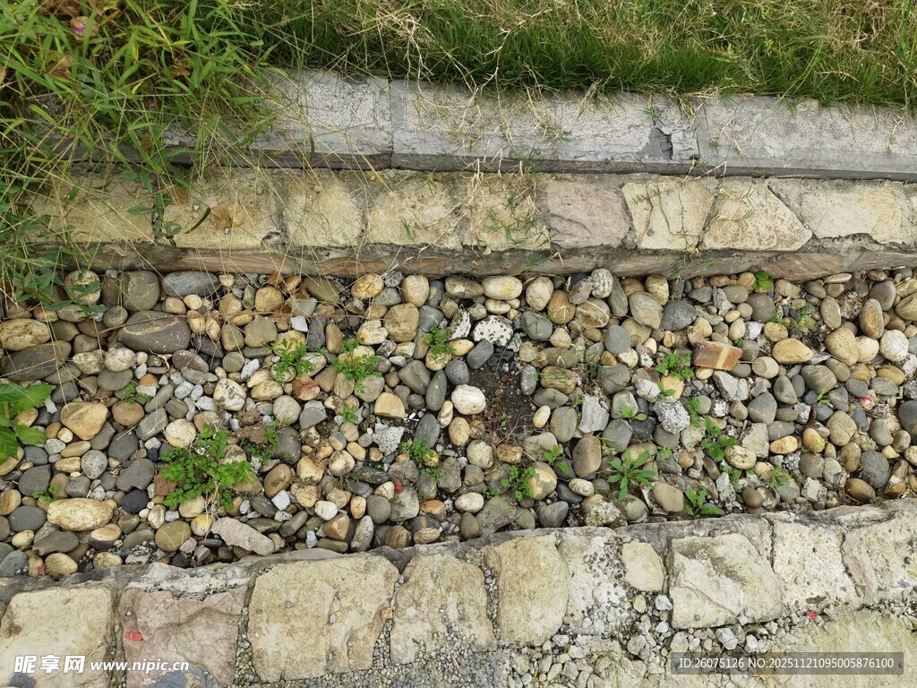 石砌步道自然与古朴并存