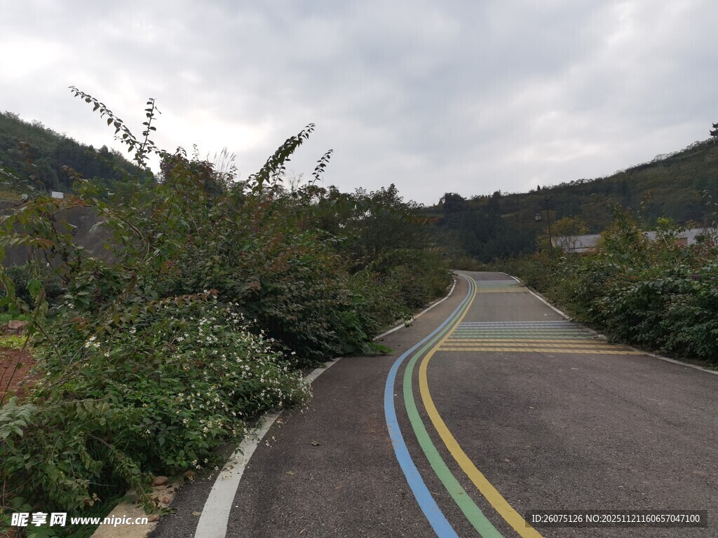 山间彩色蜿蜒骑行道路