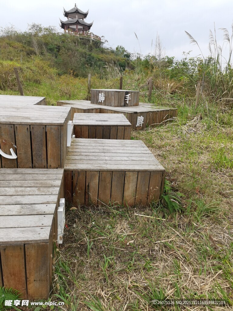 户外木质观景台与远处楼阁