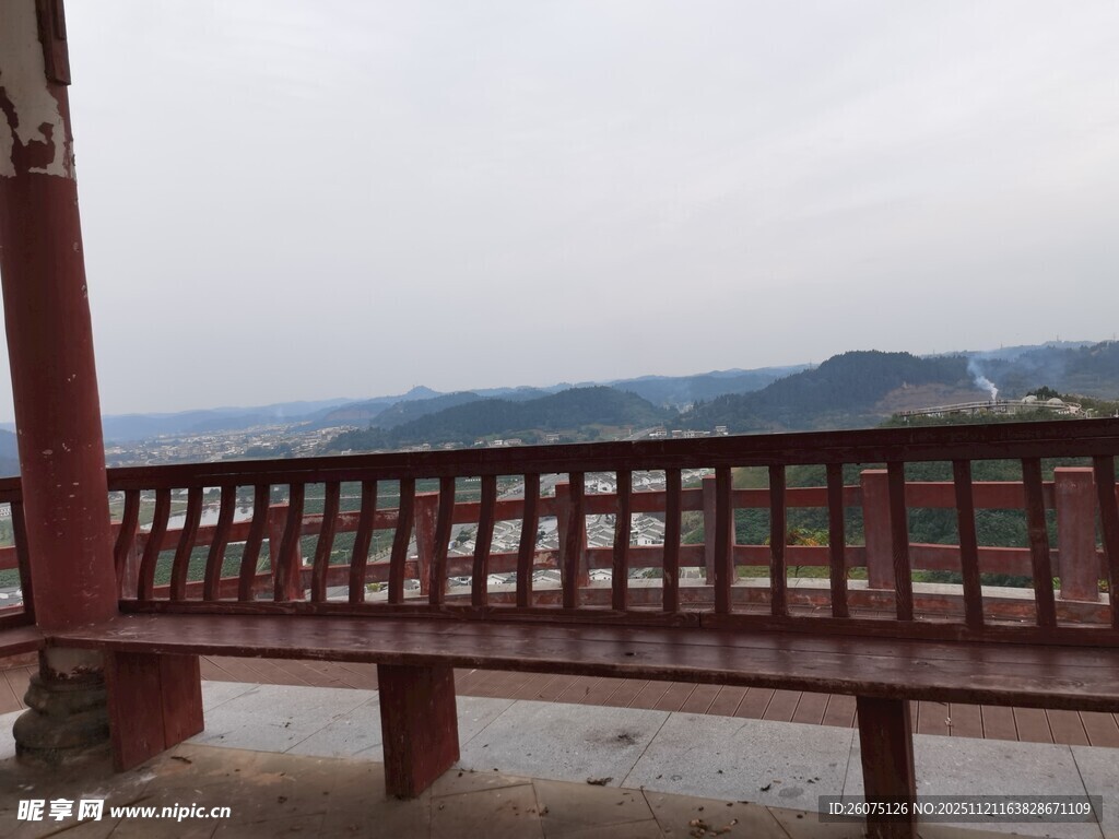 廊边远望山水景致