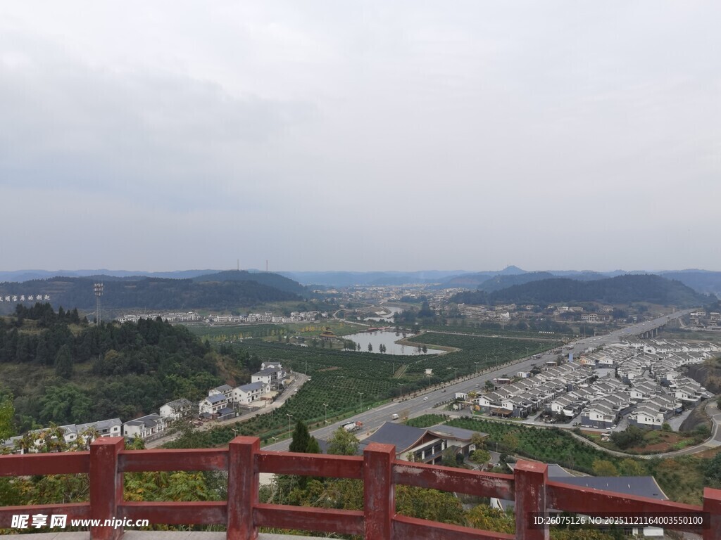 俯瞰山间城镇美景
