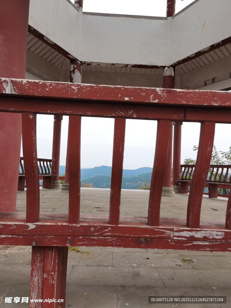 老旧红栏杆与远处风景