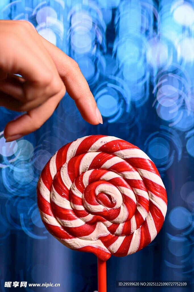 手指指向螺旋纹棒棒糖