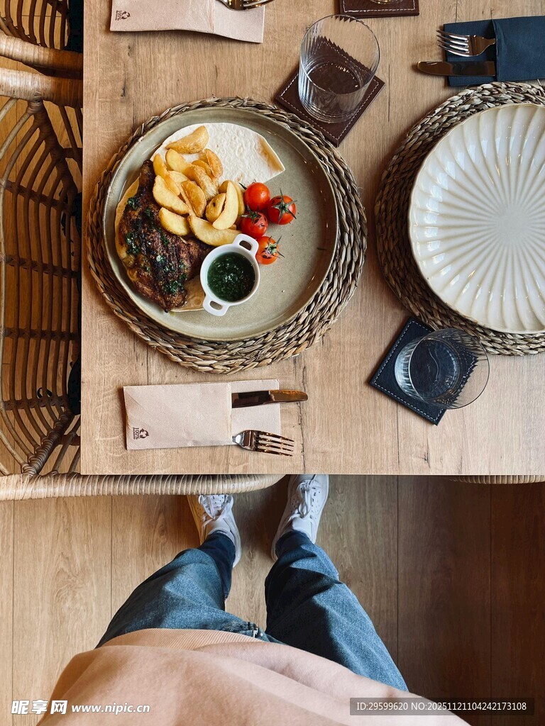 俯视视角下的美味早餐场景