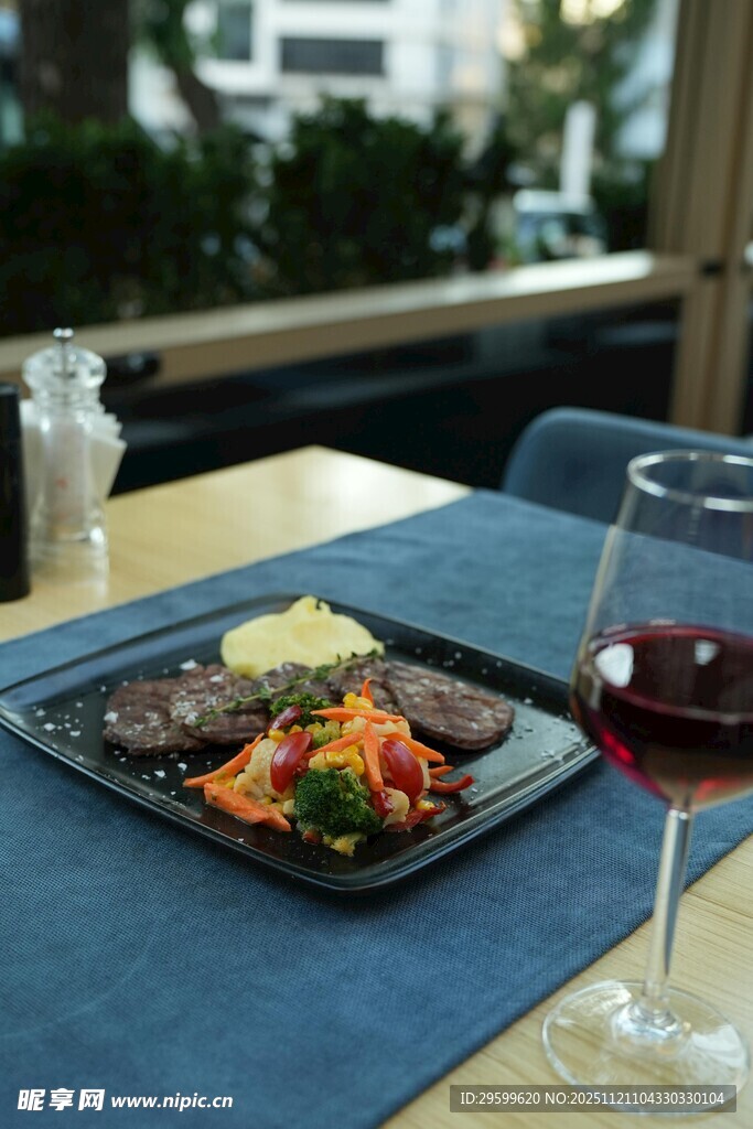 户外餐桌的美食与红酒