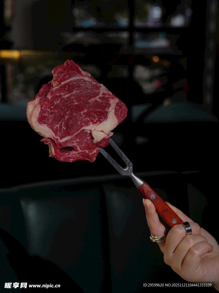 手持叉上鲜牛肉