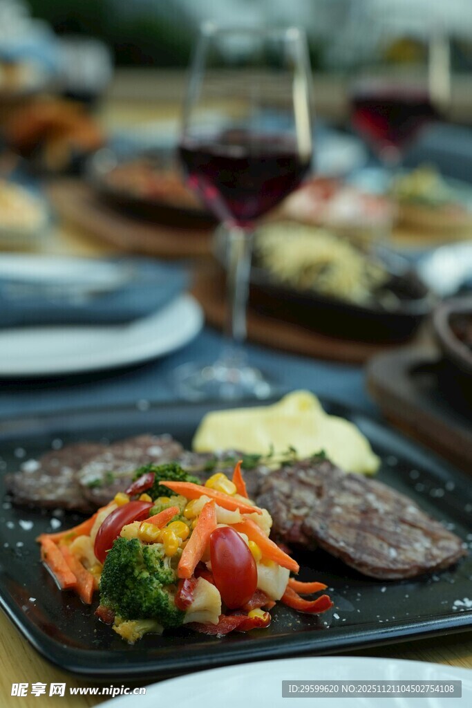 美味牛排与缤纷蔬菜餐