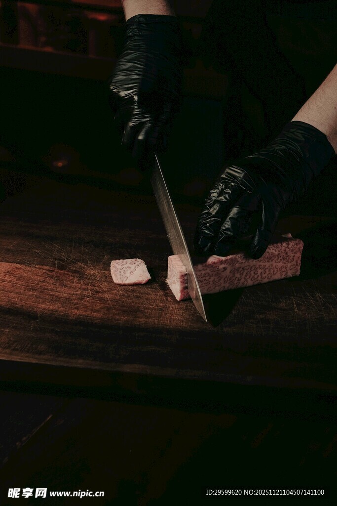 手工皮具制作中的裁切场景