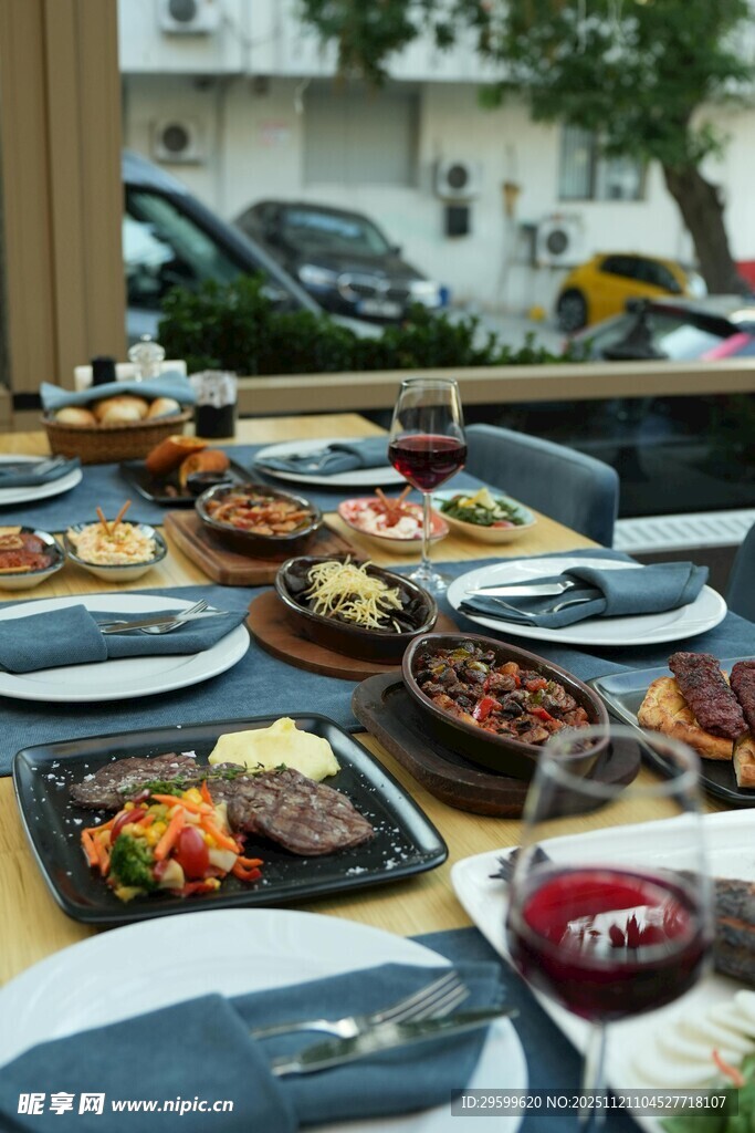 丰盛餐桌美食摆拍