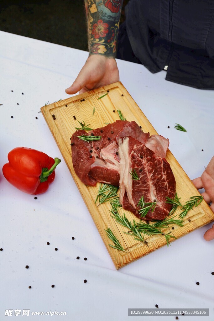 砧板上的鲜切生肉与红椒