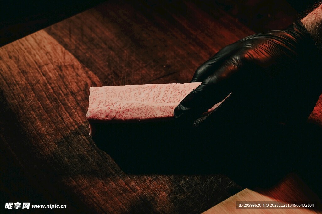手持物品于木板上的场景