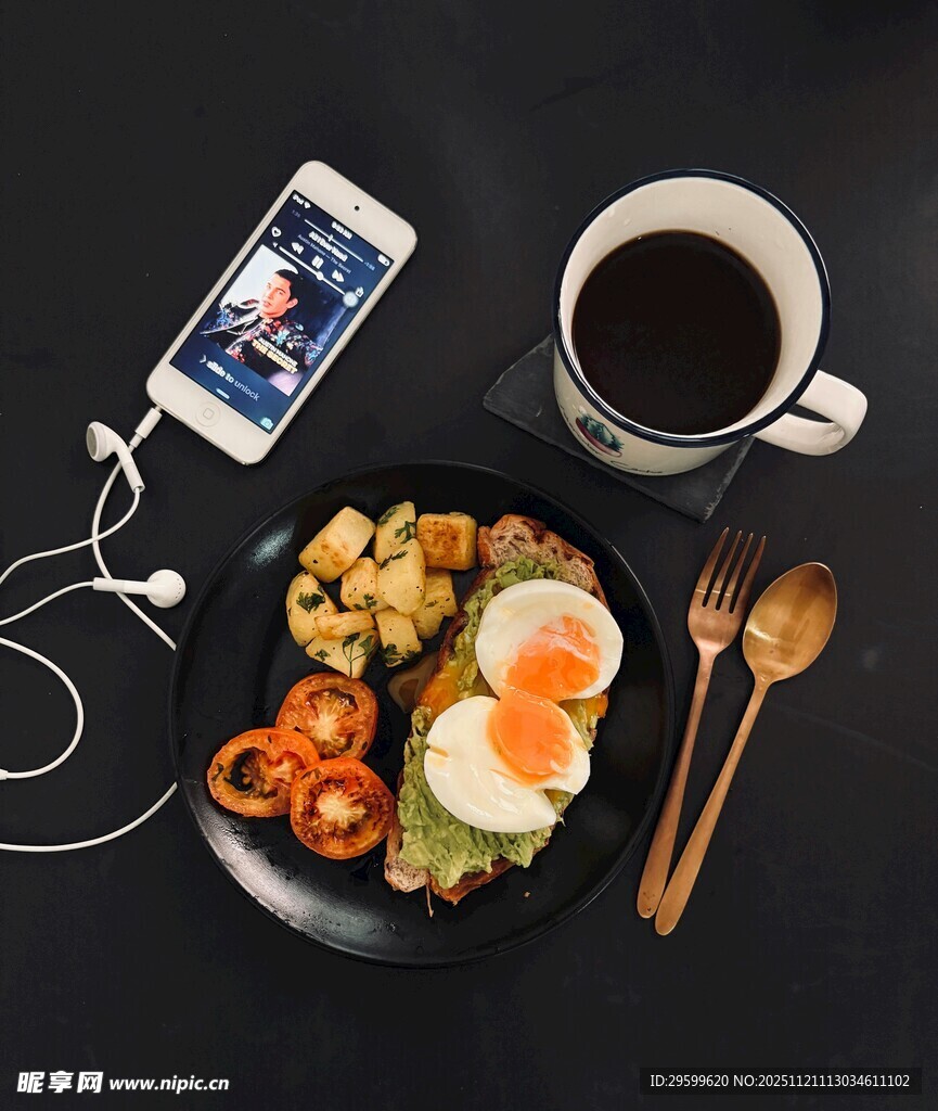 早餐时光与手机相伴