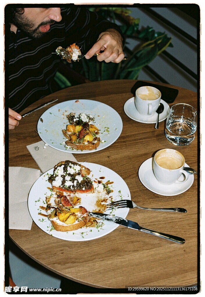 精致早餐摆放在木质圆桌上