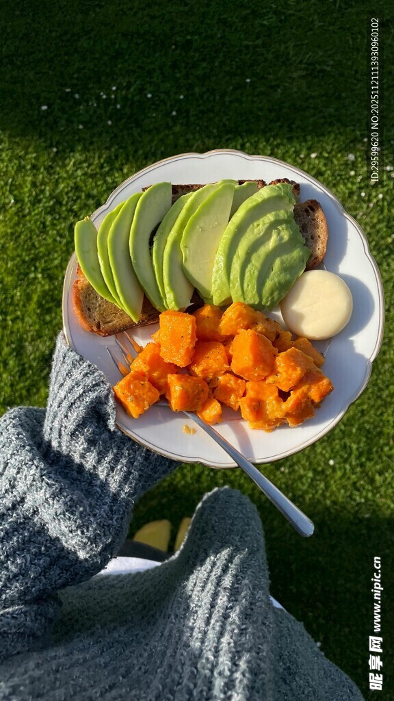 户外野餐的美味蔬果拼盘