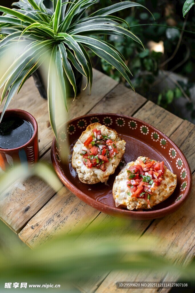 木桌上的美味特色菜肴