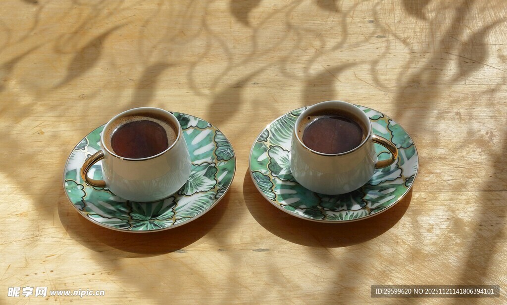 两杯精致咖啡置于桌布上