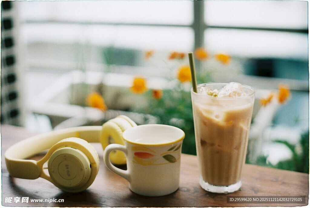 窗边惬意的茶饮与耳机时光