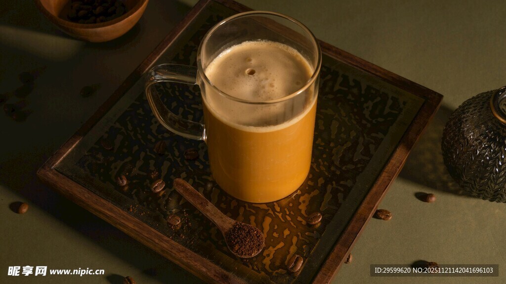 木质托盘上的一杯热饮