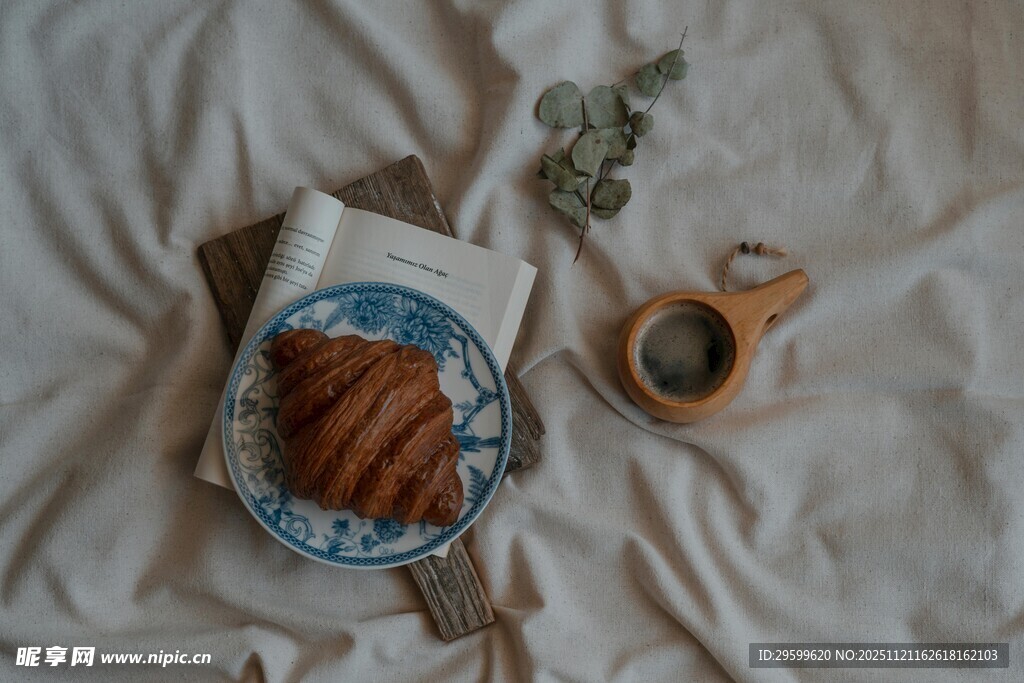 慵懒时光的惬意早餐场景