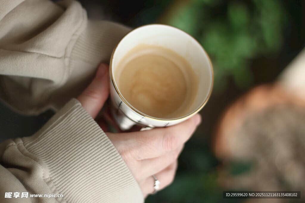 手持咖啡杯的惬意瞬间