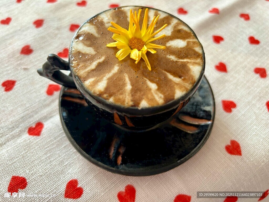 咖啡上的精致花朵拉花