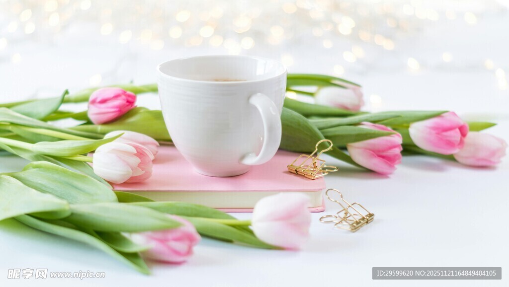 郁金香旁的白色咖啡杯