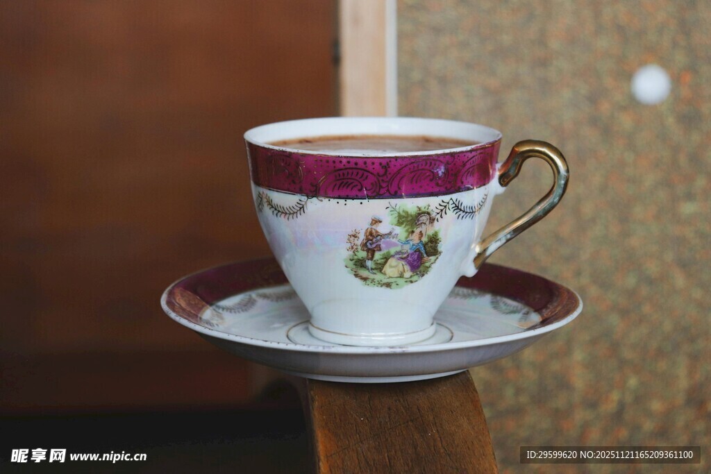 复古花纹茶杯与茶托