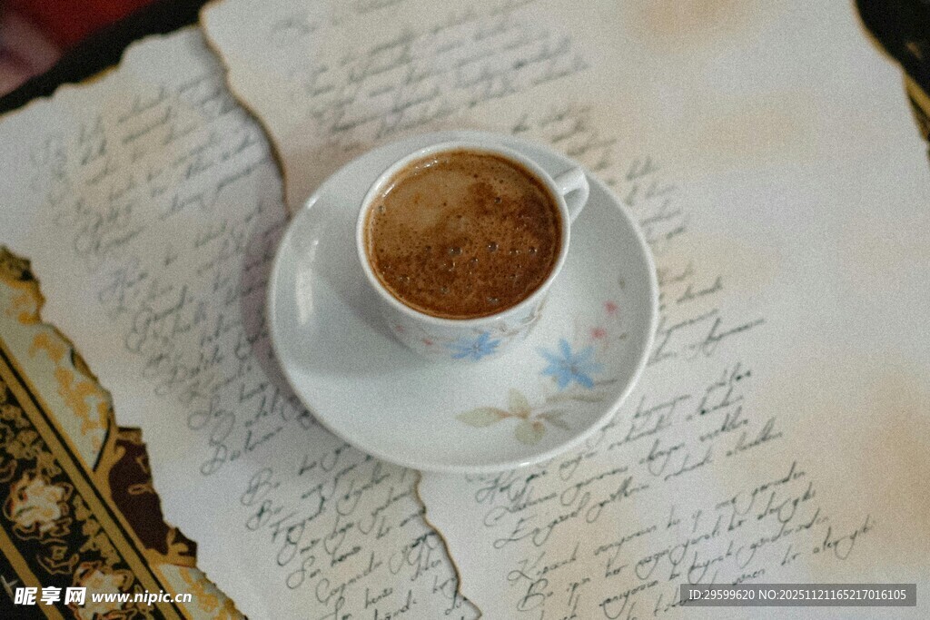 复古纸上的一杯香醇咖啡