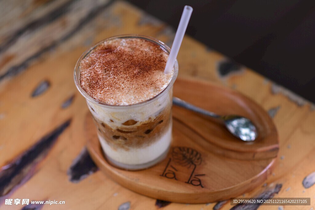 木盘上的美味奶昔饮品