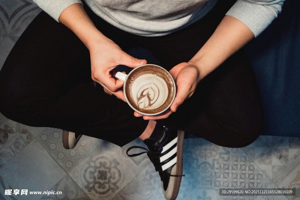 双手捧杯的惬意瞬间