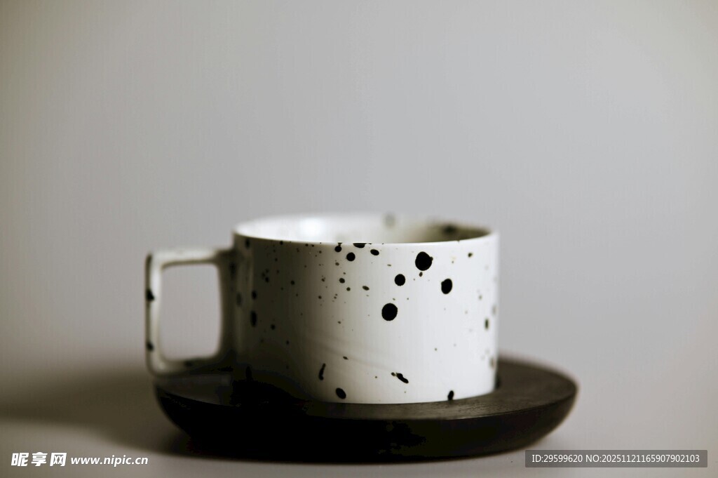 简约黑白斑点陶瓷杯