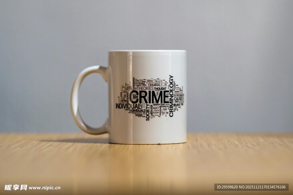 简约图案白色马克杯